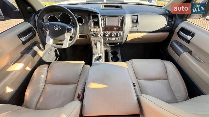Внедорожник / Кроссовер Toyota Sequoia 2016 в Киеве
