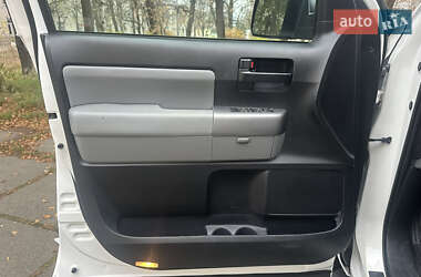 Внедорожник / Кроссовер Toyota Sequoia 2014 в Киеве