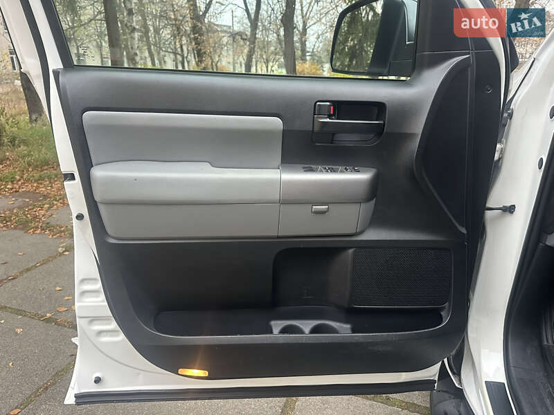 Позашляховик / Кросовер Toyota Sequoia 2014 в Києві