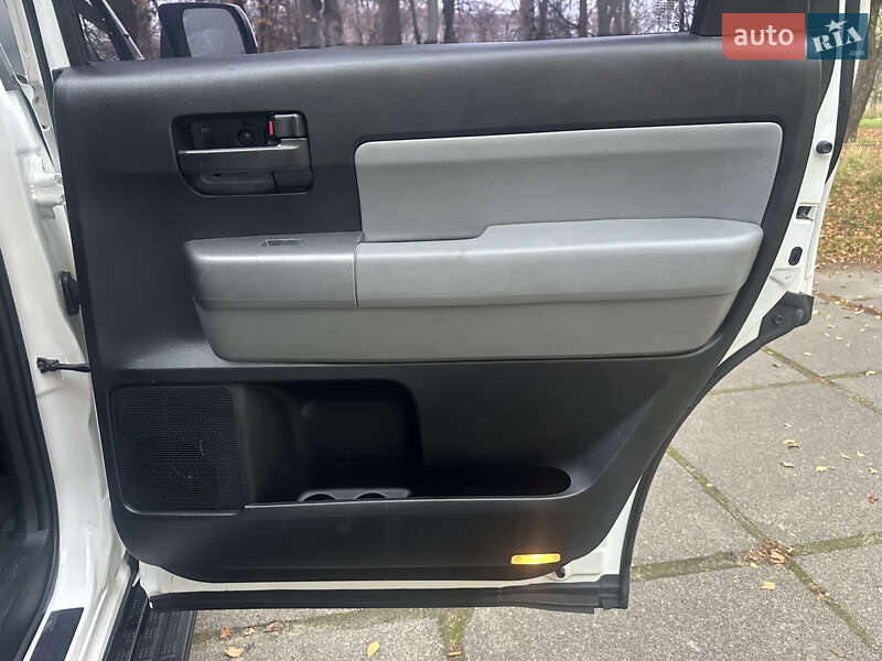 Позашляховик / Кросовер Toyota Sequoia 2014 в Києві