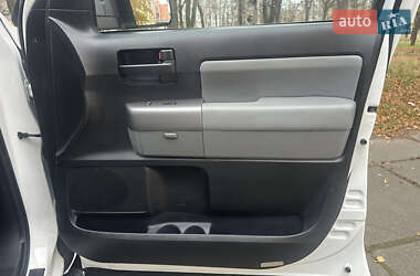 Внедорожник / Кроссовер Toyota Sequoia 2014 в Киеве