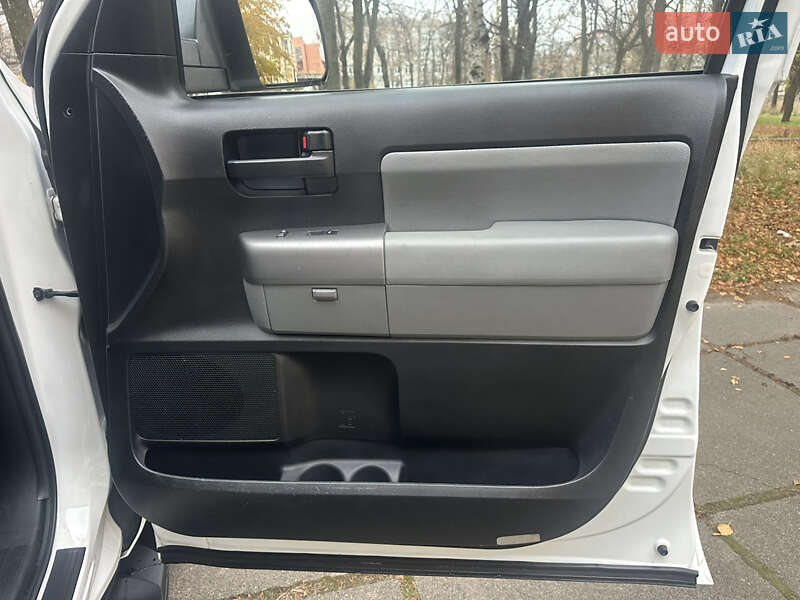 Позашляховик / Кросовер Toyota Sequoia 2014 в Києві