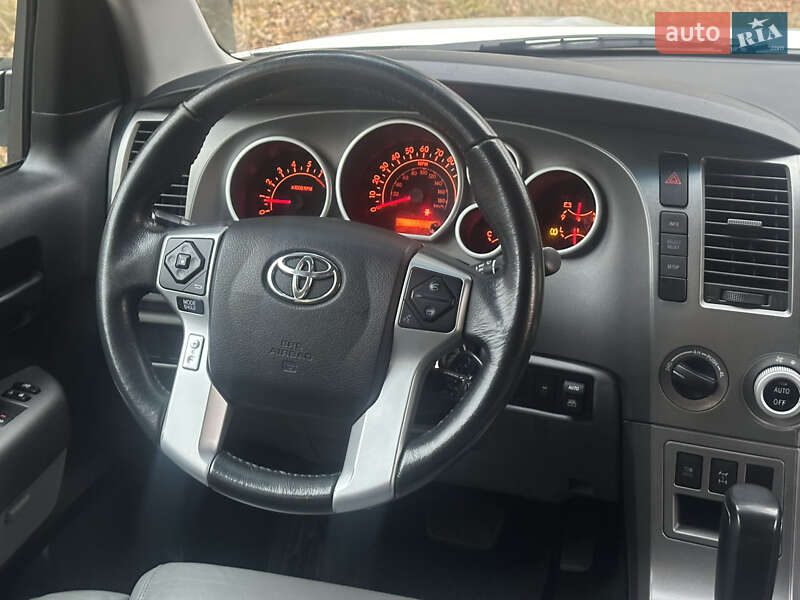 Позашляховик / Кросовер Toyota Sequoia 2014 в Києві