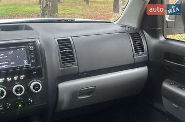 Внедорожник / Кроссовер Toyota Sequoia 2014 в Киеве