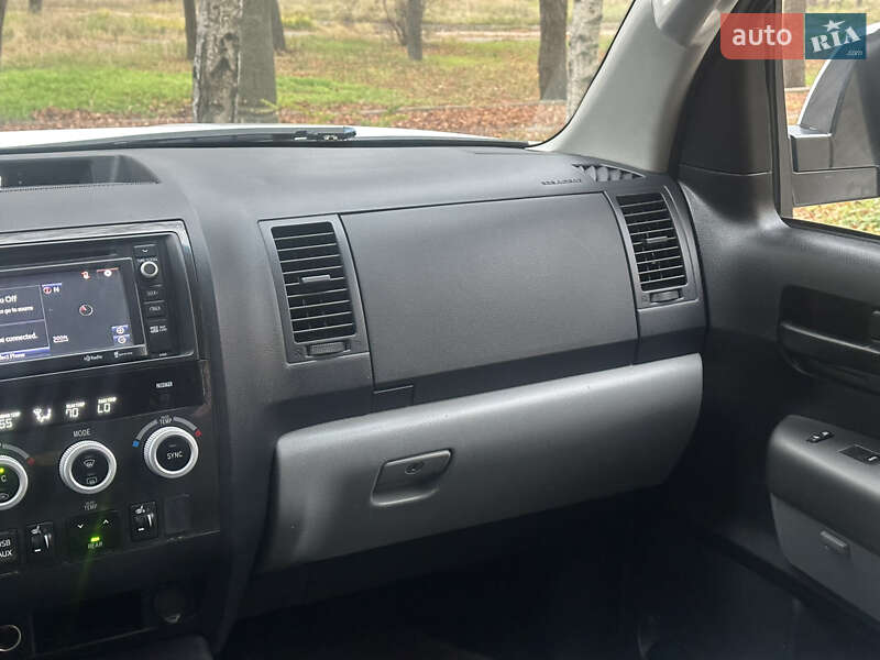 Позашляховик / Кросовер Toyota Sequoia 2014 в Києві