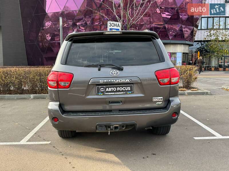 Внедорожник / Кроссовер Toyota Sequoia 2014 в Киеве