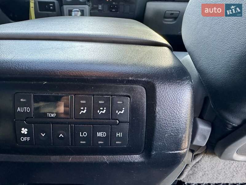 Позашляховик / Кросовер Toyota Sequoia 2011 в Києві