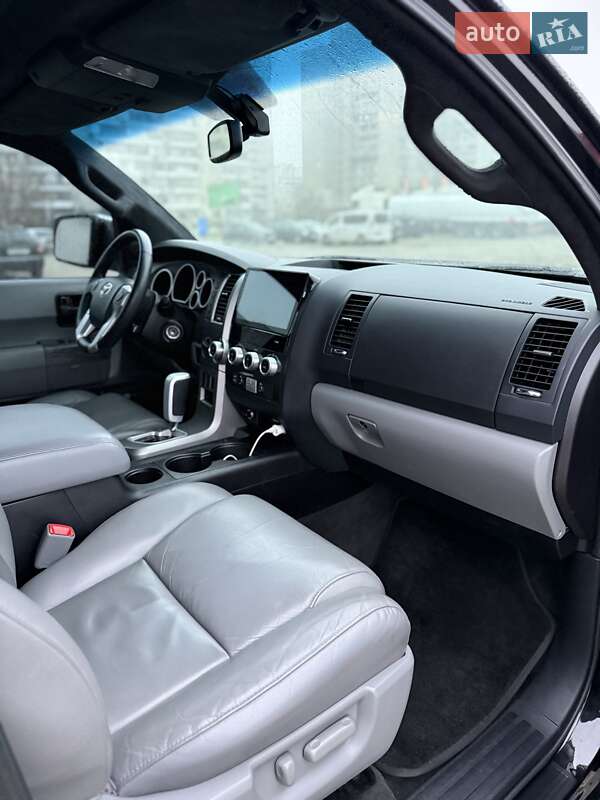 Позашляховик / Кросовер Toyota Sequoia 2016 в Києві