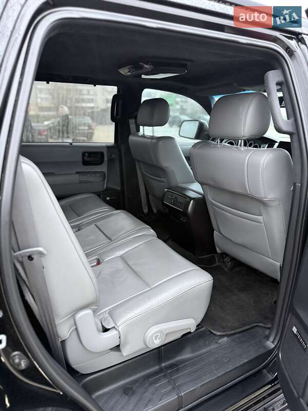 Позашляховик / Кросовер Toyota Sequoia 2016 в Києві