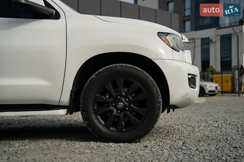 Позашляховик / Кросовер Toyota Sequoia 2018 в Чернівцях