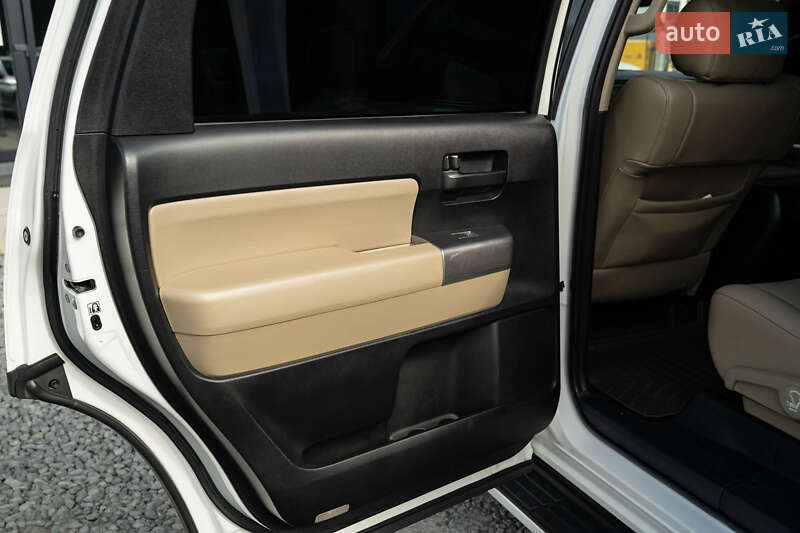 Позашляховик / Кросовер Toyota Sequoia 2018 в Чернівцях