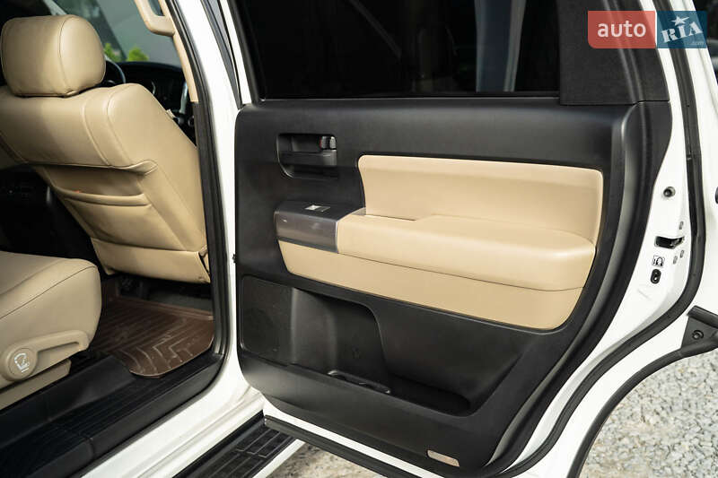 Позашляховик / Кросовер Toyota Sequoia 2018 в Чернівцях