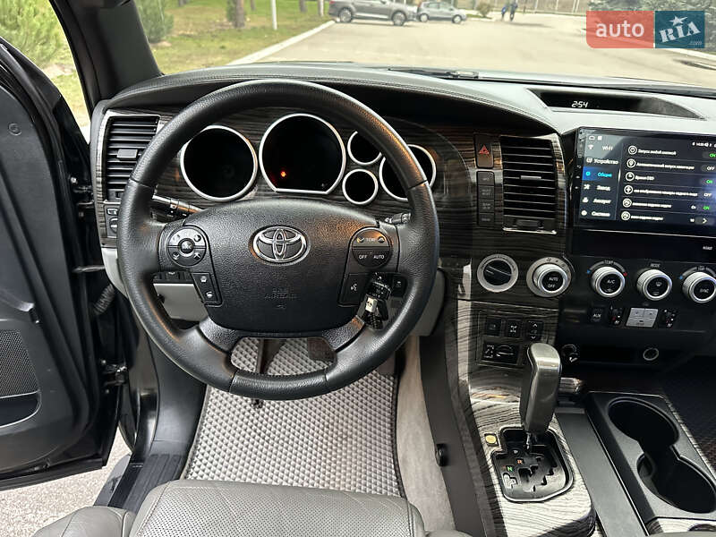 Позашляховик / Кросовер Toyota Sequoia 2008 в Києві