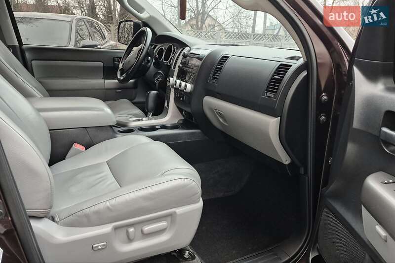 Позашляховик / Кросовер Toyota Sequoia 2012 в Івано-Франківську