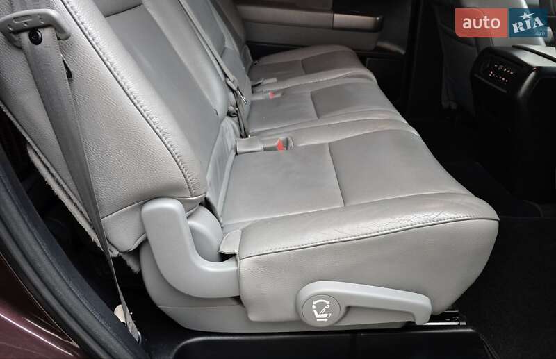 Позашляховик / Кросовер Toyota Sequoia 2012 в Івано-Франківську