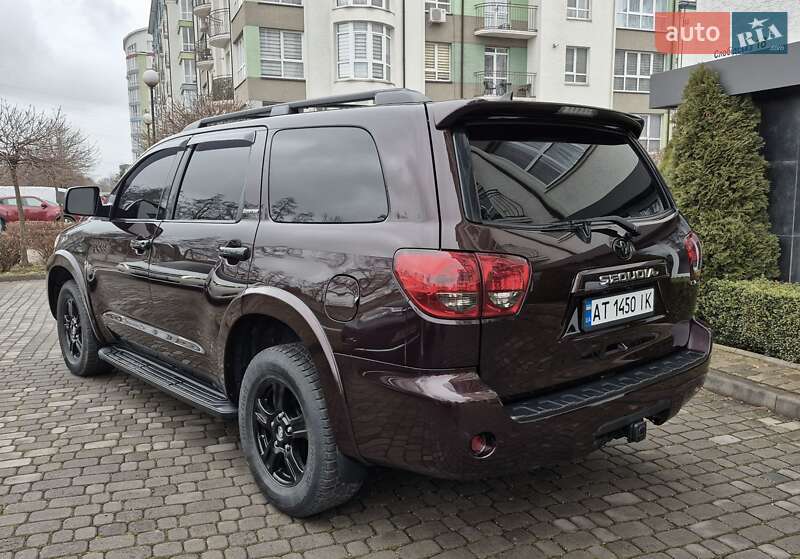 Позашляховик / Кросовер Toyota Sequoia 2012 в Івано-Франківську