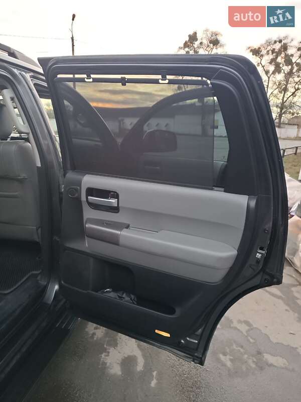 Позашляховик / Кросовер Toyota Sequoia 2016 в Славуті