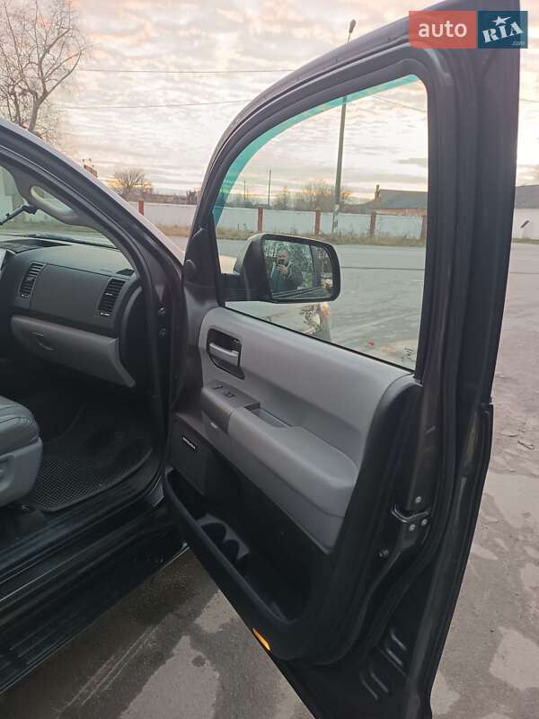 Позашляховик / Кросовер Toyota Sequoia 2016 в Славуті