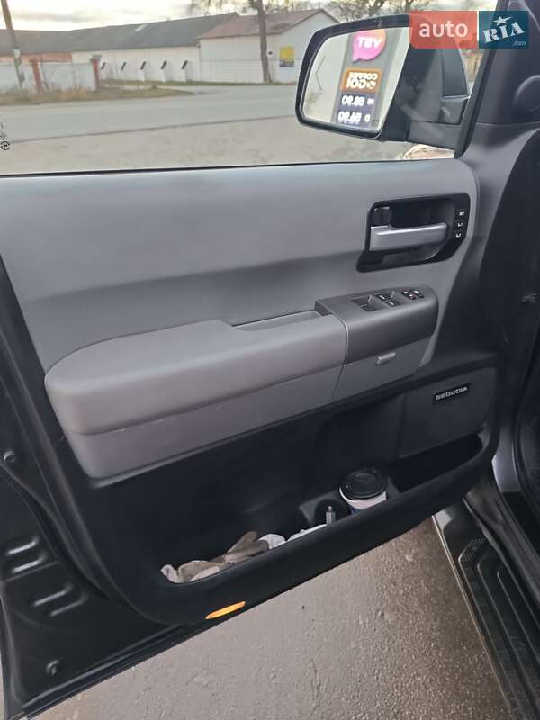 Позашляховик / Кросовер Toyota Sequoia 2016 в Славуті