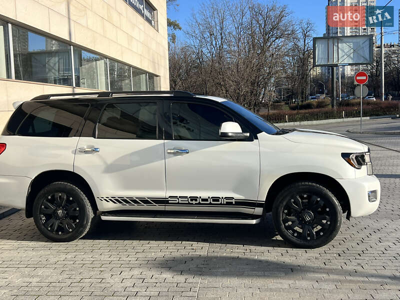 Позашляховик / Кросовер Toyota Sequoia 2016 в Києві