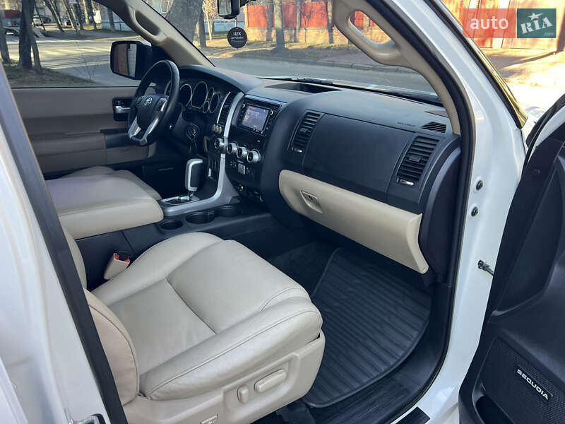 Позашляховик / Кросовер Toyota Sequoia 2016 в Києві