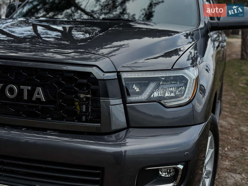 Внедорожник / Кроссовер Toyota Sequoia 2016 в Черкассах