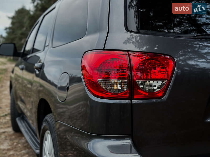 Внедорожник / Кроссовер Toyota Sequoia 2016 в Черкассах