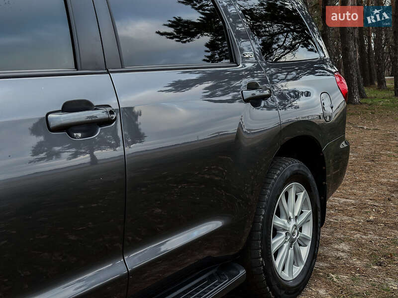 Внедорожник / Кроссовер Toyota Sequoia 2016 в Черкассах