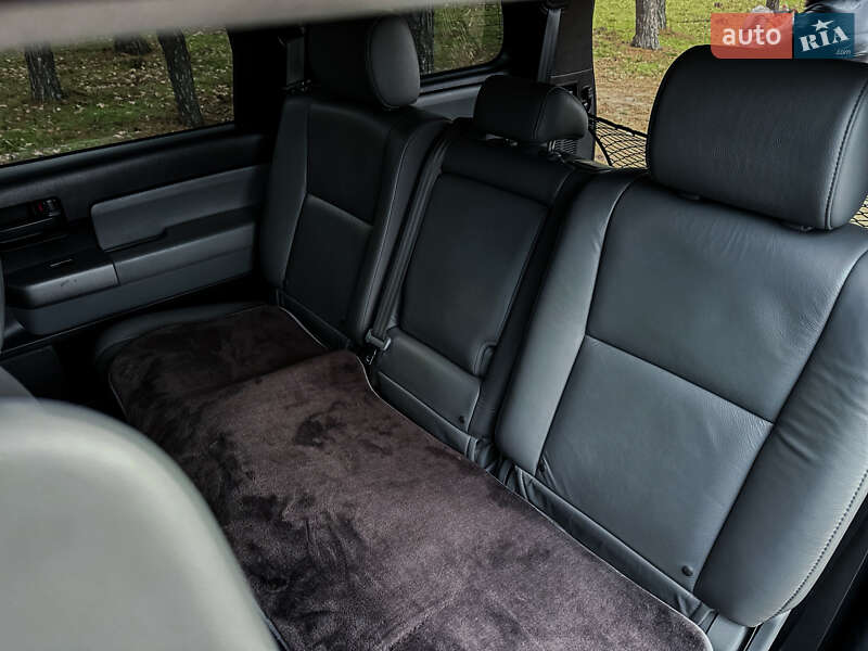 Внедорожник / Кроссовер Toyota Sequoia 2016 в Черкассах