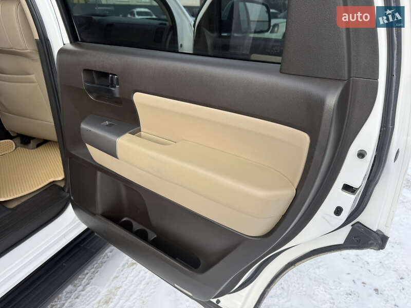 Внедорожник / Кроссовер Toyota Sequoia 2011 в Переяславе