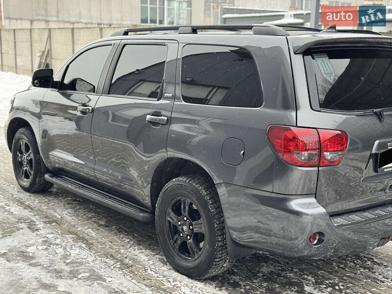 Внедорожник / Кроссовер Toyota Sequoia 2013 в Луцке