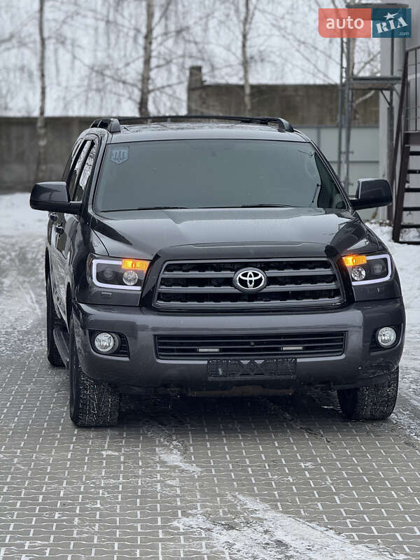 Внедорожник / Кроссовер Toyota Sequoia 2013 в Луцке