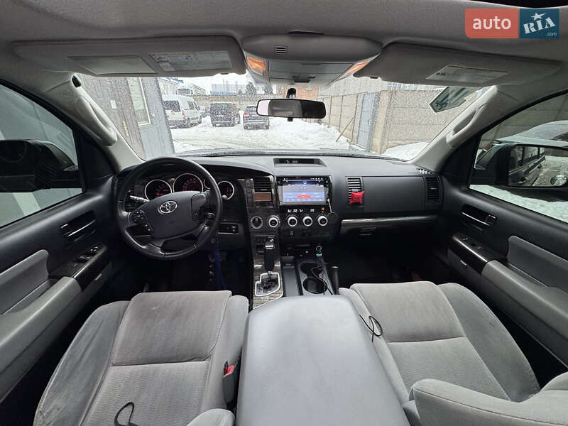 Внедорожник / Кроссовер Toyota Sequoia 2013 в Луцке