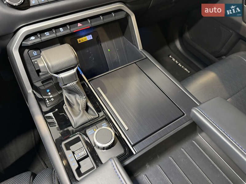 Внедорожник / Кроссовер Toyota Sequoia 2024 в Киеве