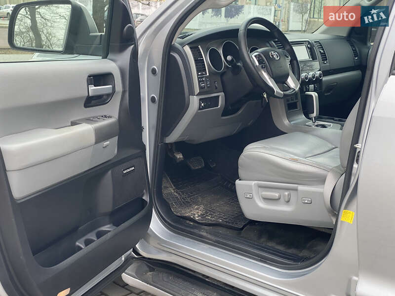 Внедорожник / Кроссовер Toyota Sequoia 2015 в Одессе