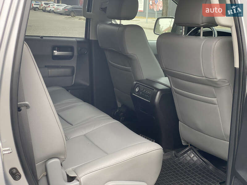 Внедорожник / Кроссовер Toyota Sequoia 2015 в Одессе