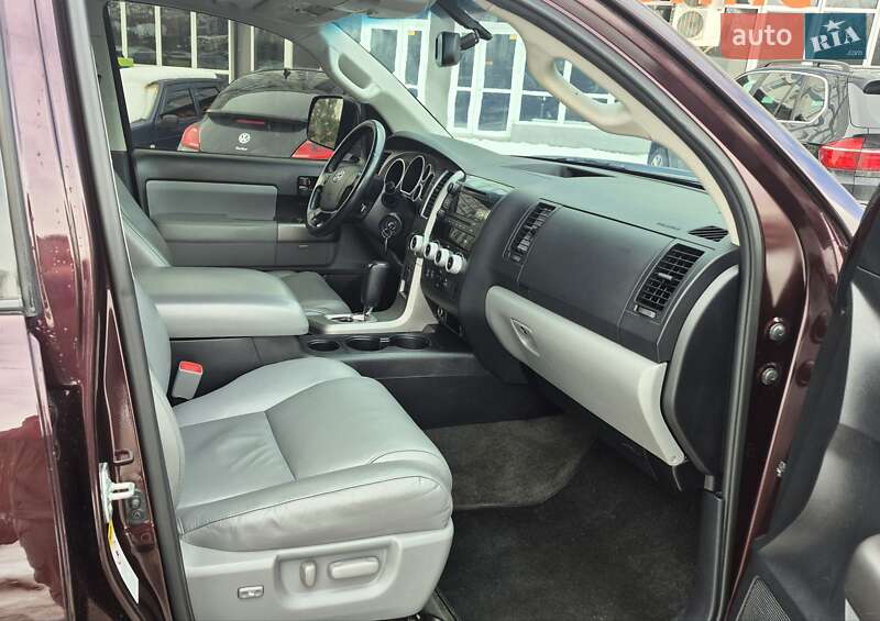 Внедорожник / Кроссовер Toyota Sequoia 2012 в Ивано-Франковске