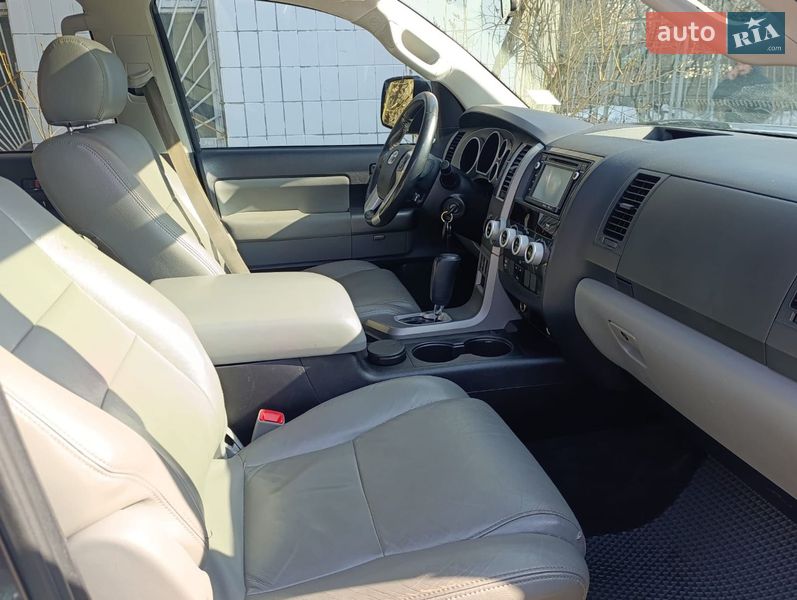 Внедорожник / Кроссовер Toyota Sequoia 2014 в Виннице
