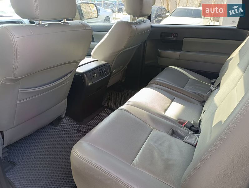 Внедорожник / Кроссовер Toyota Sequoia 2014 в Виннице