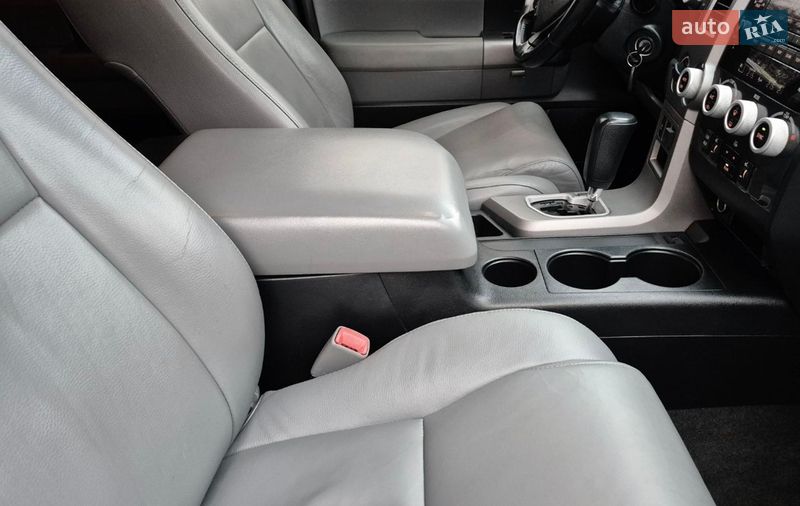Внедорожник / Кроссовер Toyota Sequoia 2012 в Ивано-Франковске