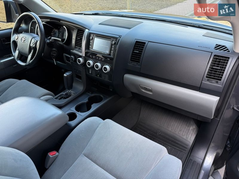 Внедорожник / Кроссовер Toyota Sequoia 2019 в Киеве