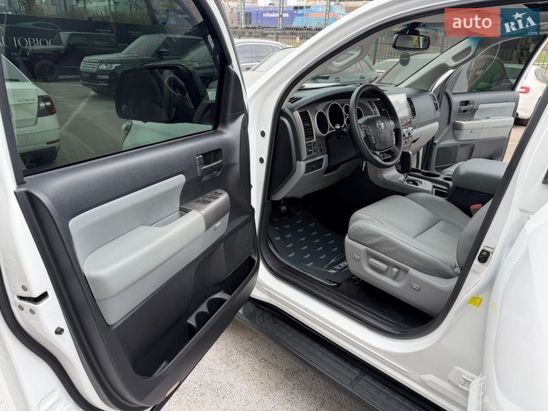 Внедорожник / Кроссовер Toyota Sequoia 2013 в Киеве