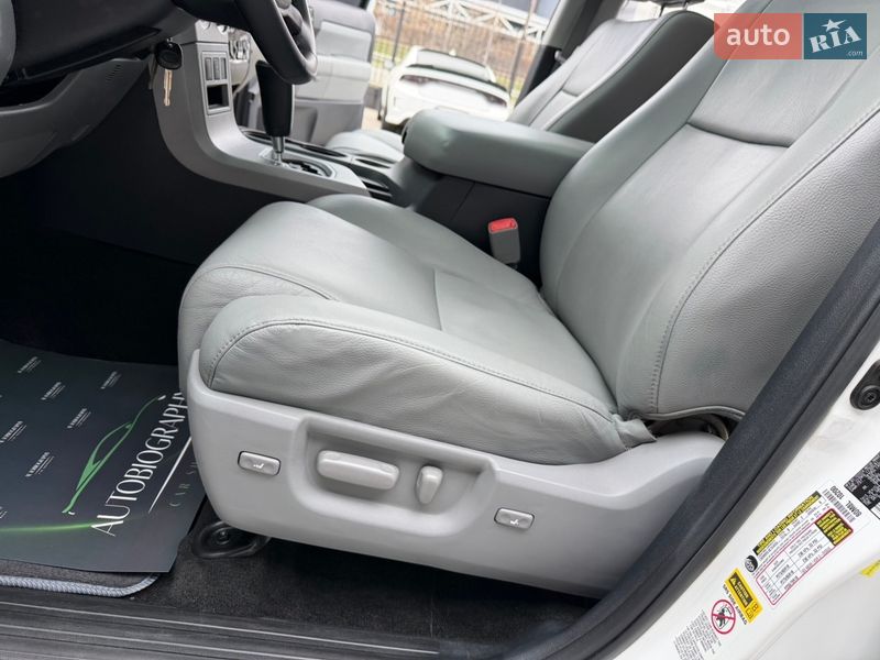 Внедорожник / Кроссовер Toyota Sequoia 2013 в Киеве