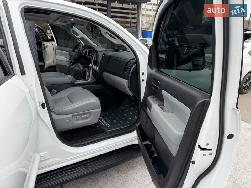 Внедорожник / Кроссовер Toyota Sequoia 2013 в Киеве