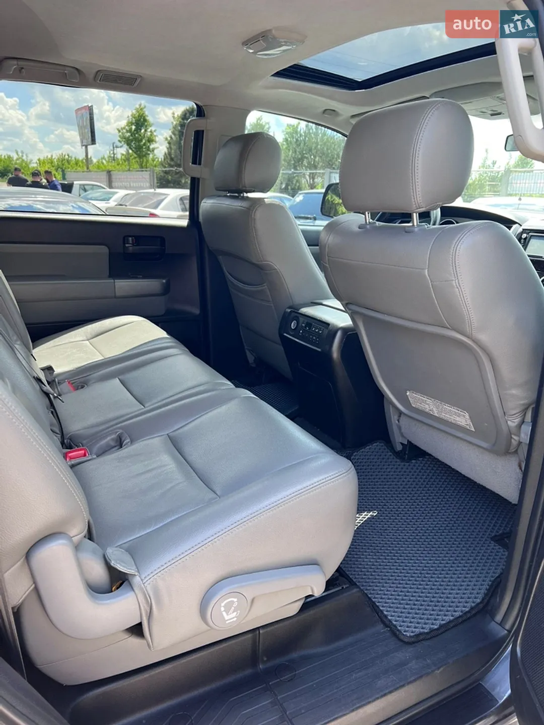 2014 Toyota Sequoia - мініатюра 12