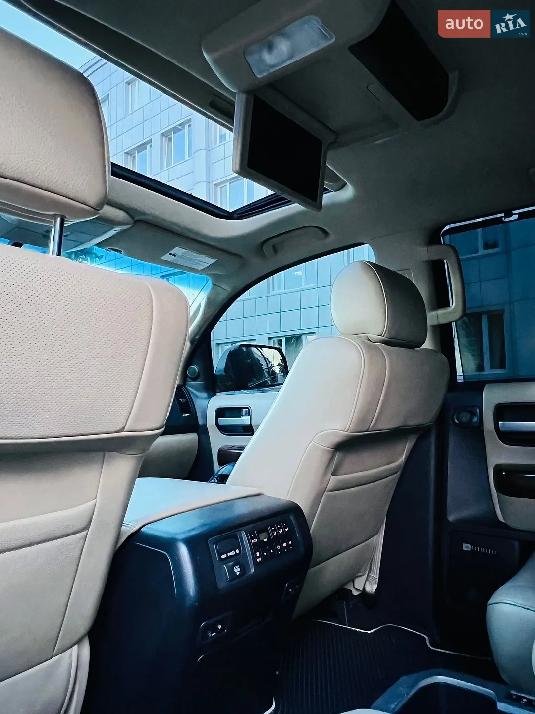 2012 Toyota Sequoia - мініатюра 2