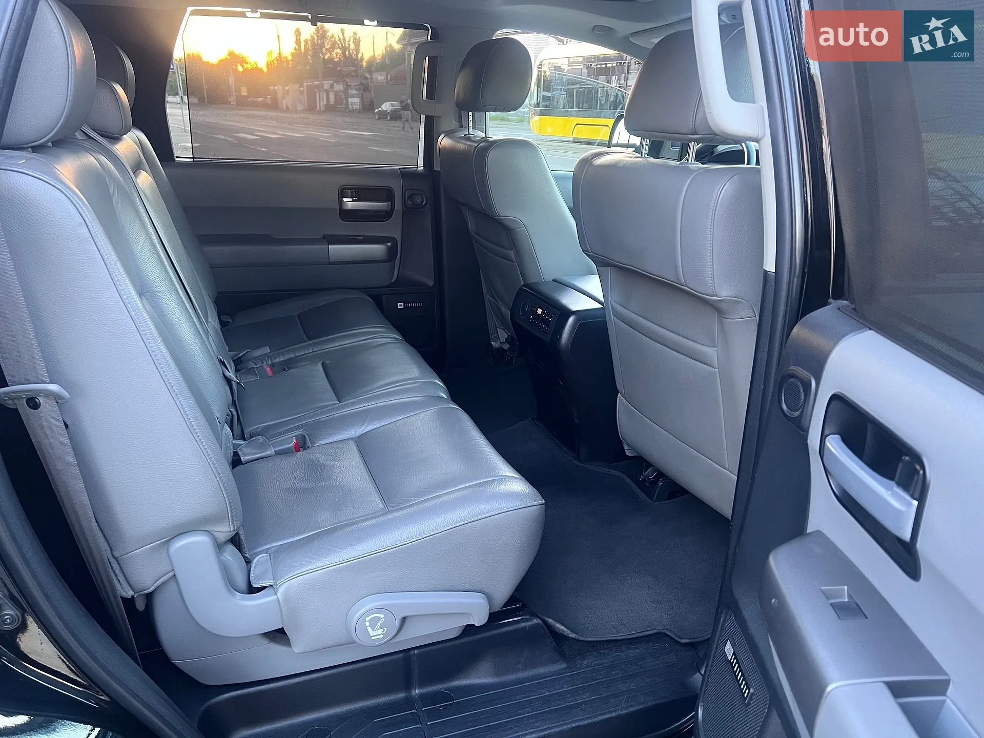 2015 Toyota Sequoia - мініатюра 11