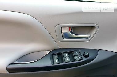 Мінівен Toyota Sienna 2015 в 