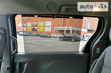 Мінівен Toyota Sienna 2015 в 