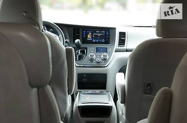 Мінівен Toyota Sienna 2015 в 